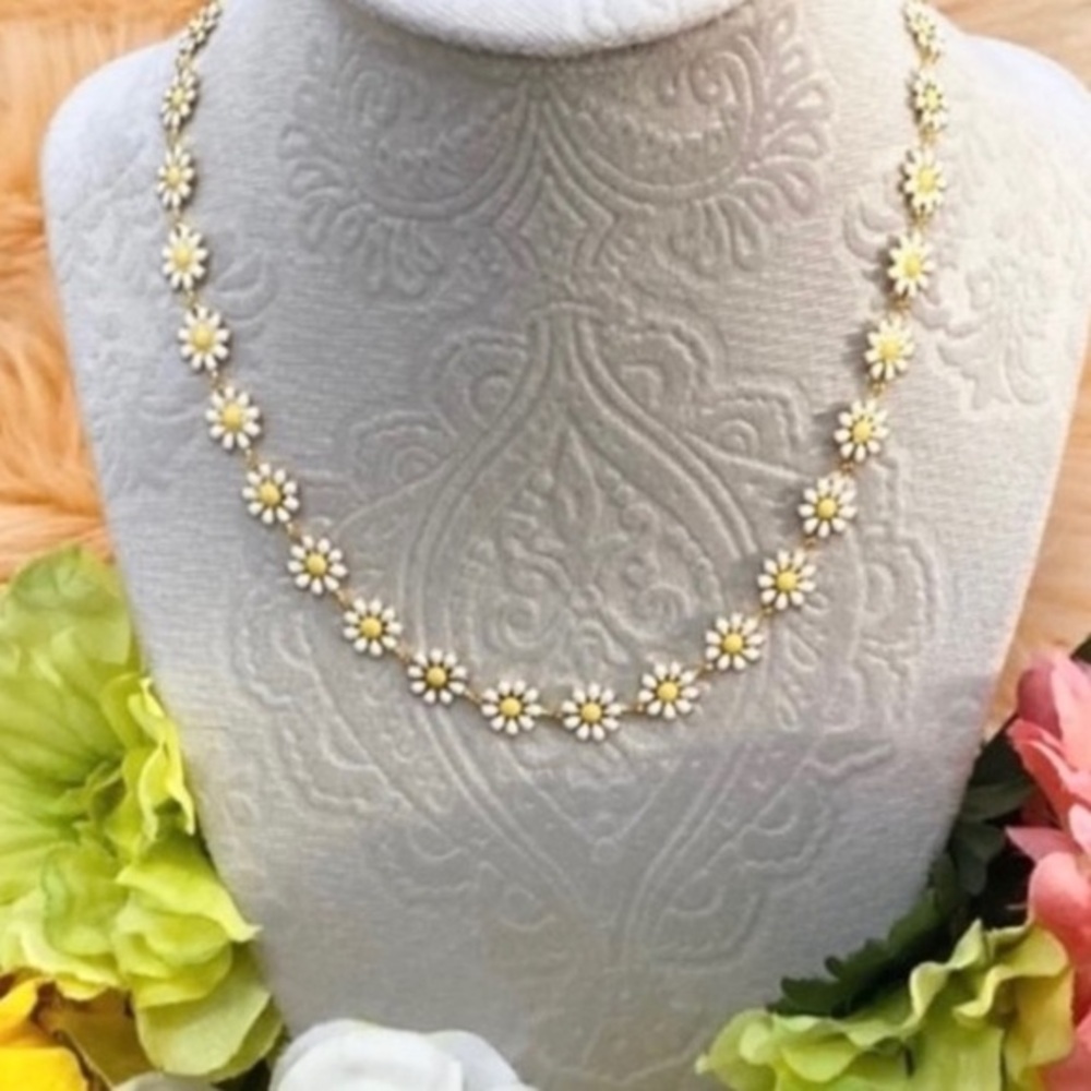 Enamel Daisy Necklace With White And Yellow Flowers And Gold Chain NEW!